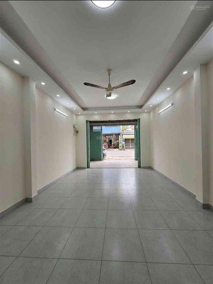 Mặt tiền kinh doanh sầm uất ngay chợ bà hom, ngang 4.5 x 2om, 4 tầng  đường nhựa 12m, lề 5m, chỉ