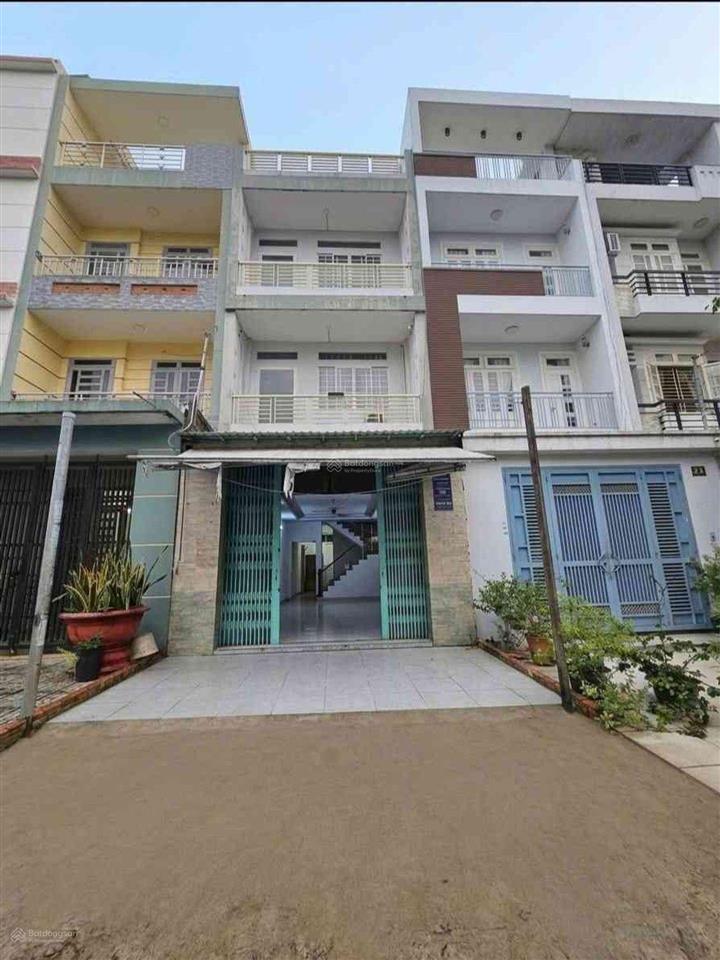 Mặt tiền kinh doanh sầm uất ngay chợ bà hom, ngang 4.5 x 2om, 4 tầng  đường nhựa 12m, lề 5m, chỉ