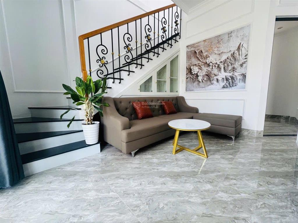 Nhà 2 tầng full nội thất thuỷ vân view royal kiệt oto lê đức anh
