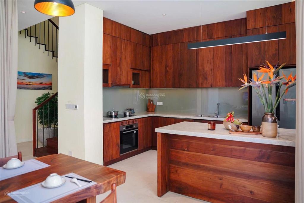 Villa hội an cho thuê 80tr tháng, ngay trung tâm giá chỉ 8tỷ8, 3 tầng 4 phòng ngủ có ban công đủ