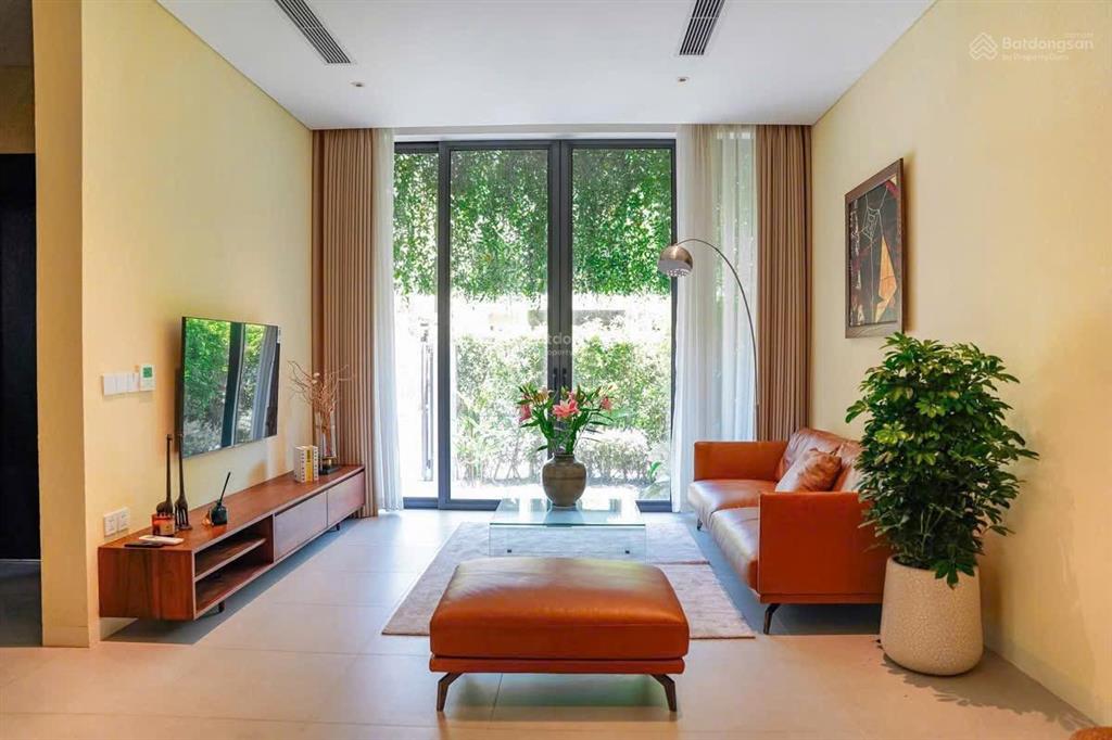 Villa hội an cho thuê 80tr tháng, ngay trung tâm giá chỉ 8tỷ8, 3 tầng 4 phòng ngủ có ban công đủ