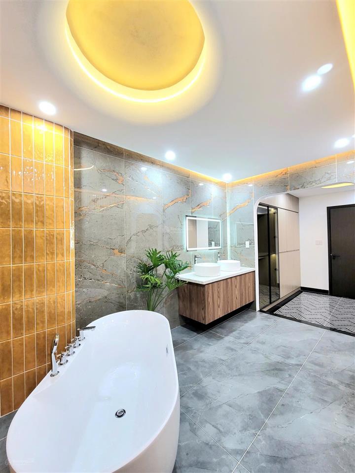 Bán nhà trệt + lửng + 3 lầu có thang máy đường 8m