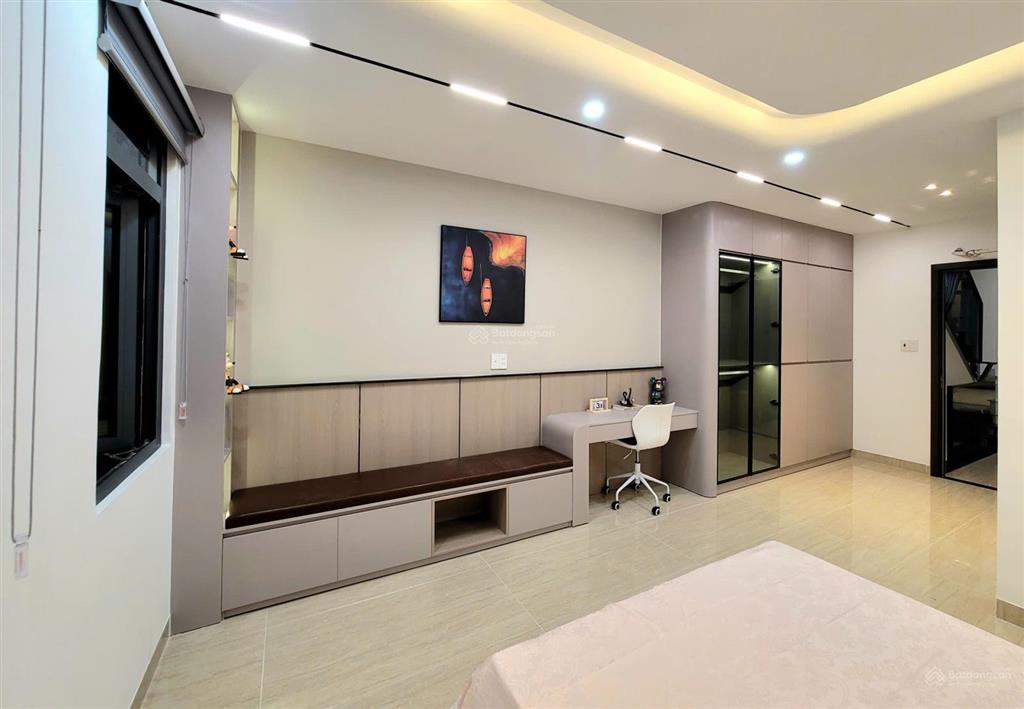 Bán nhà trệt + lửng + 3 lầu có thang máy đường 8m