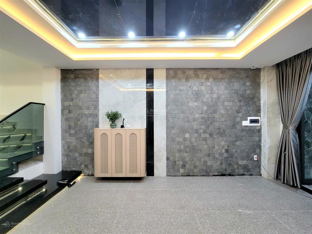 Bán nhà trệt + lửng + 3 lầu có thang máy đường 8m