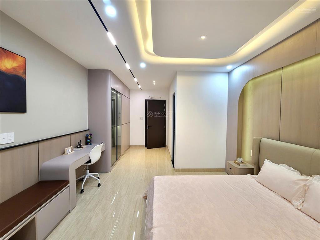Bán nhà trệt + lửng + 3 lầu có thang máy đường 8m