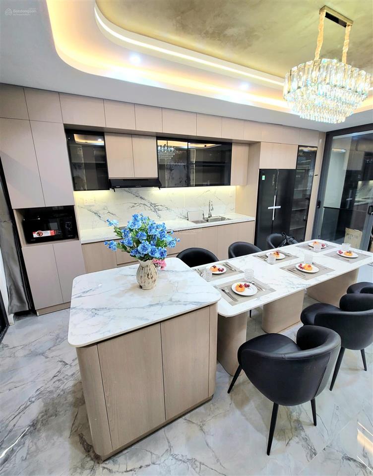 Bán nhà trệt + lửng + 3 lầu có thang máy đường 8m