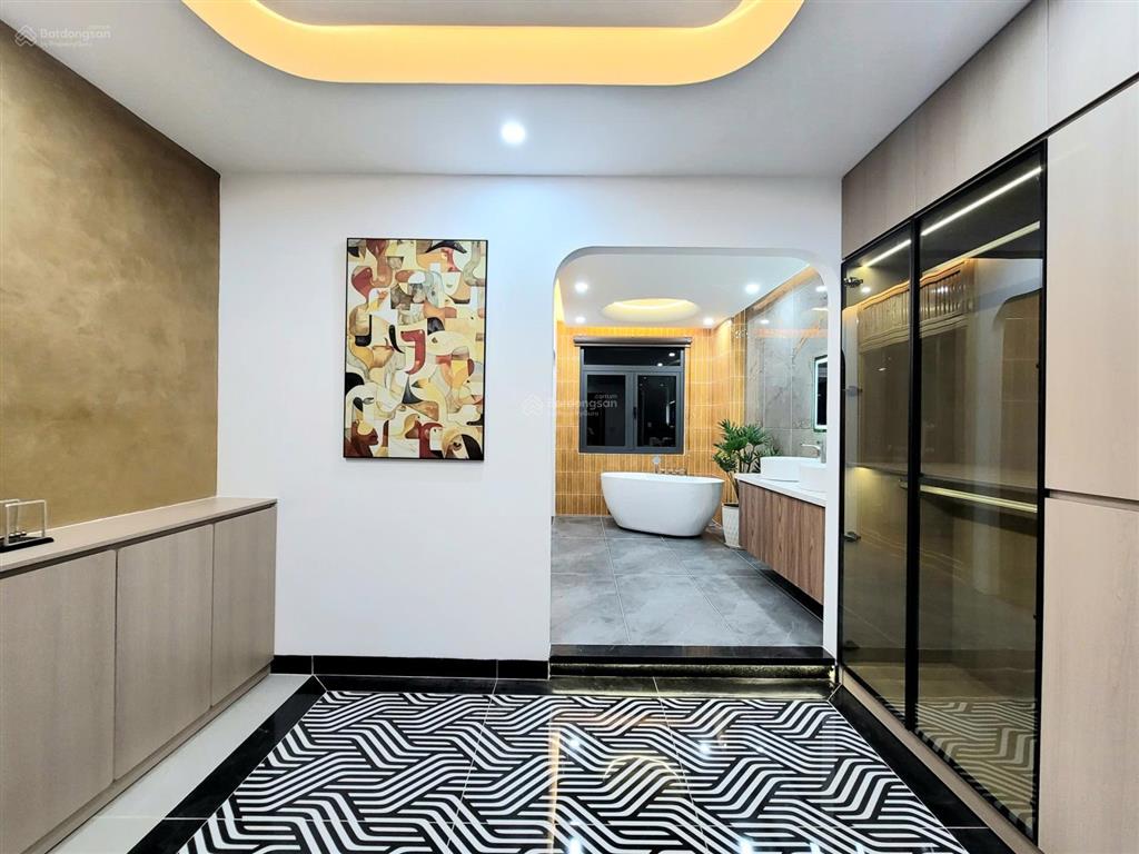Bán nhà trệt + lửng + 3 lầu có thang máy đường 8m