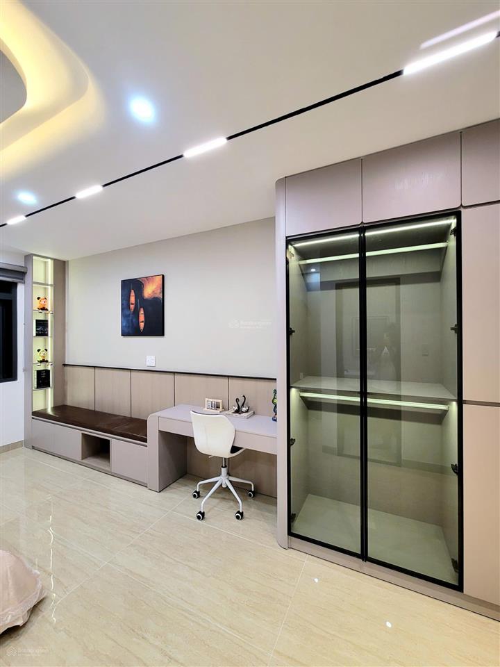 Bán nhà trệt + lửng + 3 lầu có thang máy đường 8m