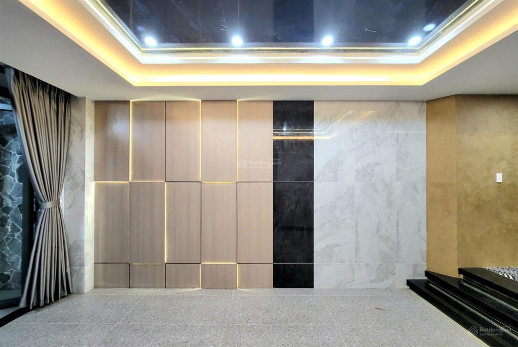 Bán nhà trệt + lửng + 3 lầu có thang máy đường 8m