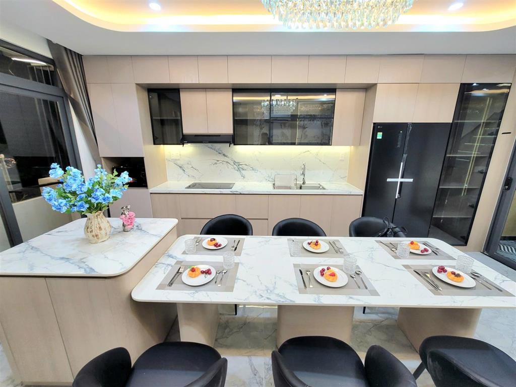 Bán nhà trệt + lửng + 3 lầu có thang máy đường 8m