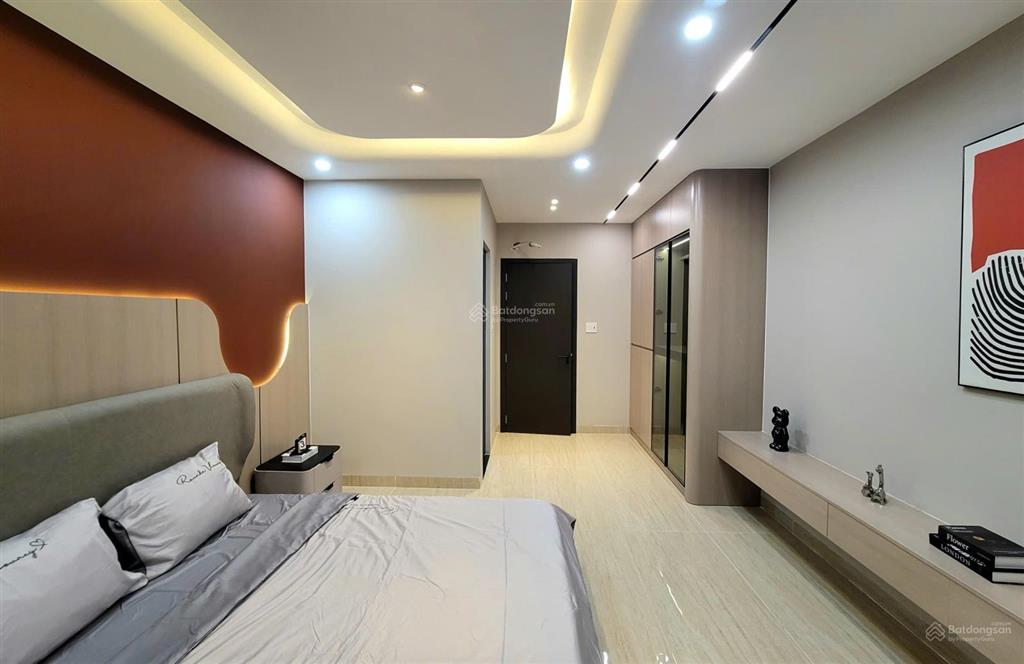 Bán nhà trệt + lửng + 3 lầu có thang máy đường 8m