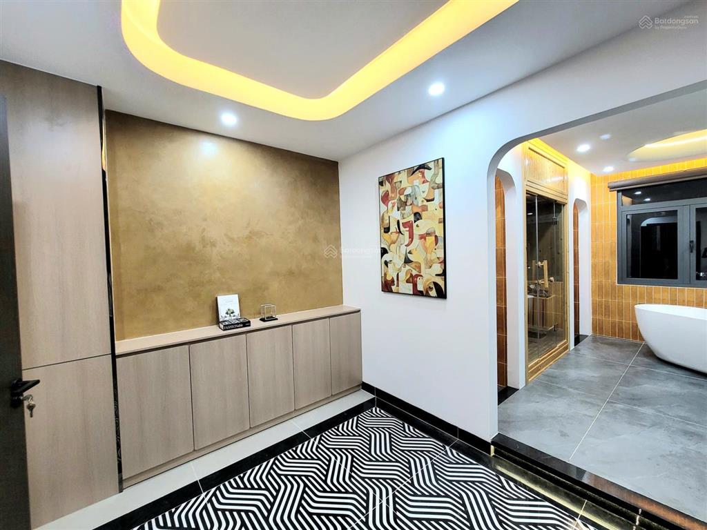 Bán nhà trệt + lửng + 3 lầu có thang máy đường 8m