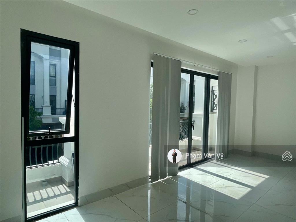 Văn phòng 7x15m kđt vạn phúc, thang máy, vách kính, lối đi riêng, 3 máy lạnh, giá 15 tr/tháng