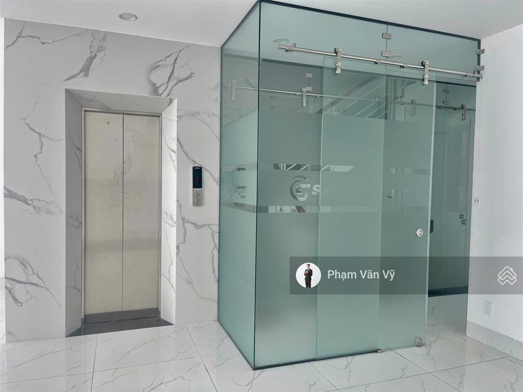 Văn phòng 7x15m kđt vạn phúc, thang máy, vách kính, lối đi riêng, 3 máy lạnh, giá 15 tr/tháng