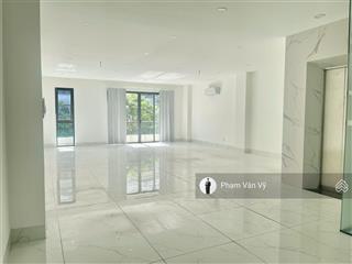 Văn phòng 7x15m kđt vạn phúc, thang máy, vách kính, lối đi riêng, 3 máy lạnh, giá 15 tr/tháng