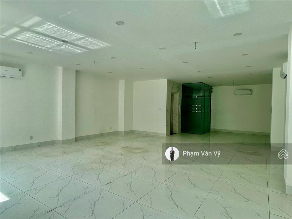 Văn phòng 7x15m kđt vạn phúc, thang máy, vách kính, lối đi riêng, 3 máy lạnh, giá 15 tr/tháng
