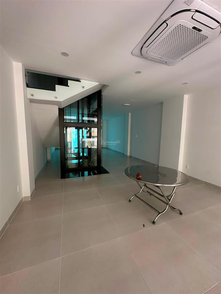 Nhà mới nguyên căn 5x20m, 1 hầm 4 lầu, thiết kế dạng văn phòng đẹp, máy lạnh, cho thuê 30tr/tháng