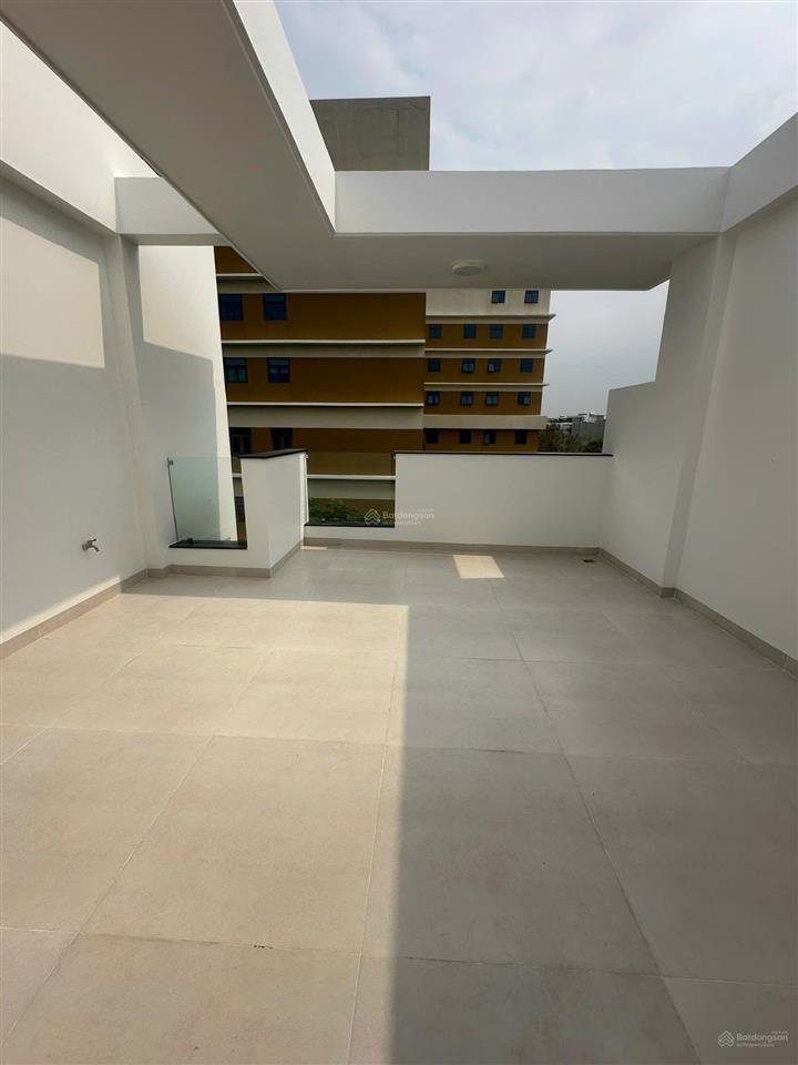 Nhà mới nguyên căn 5x20m, 1 hầm 4 lầu, thiết kế dạng văn phòng đẹp, máy lạnh, cho thuê 30tr/tháng
