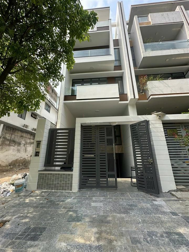 Nhà mới nguyên căn 5x20m , 1 hầm 4 lầu, 4pn , 5 wc , thang máy, máy lạnh, cho thuê 38tr/ tháng.