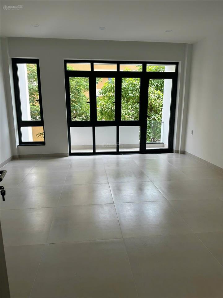 Nhà mới nguyên căn 5x20m, 1 hầm 4 lầu, thiết kế dạng văn phòng đẹp, máy lạnh, cho thuê 30tr/tháng