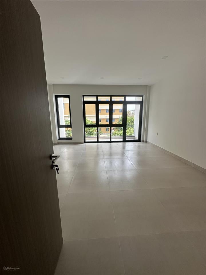 Nhà mới nguyên căn 5x20m, 1 hầm 4 lầu, thiết kế dạng văn phòng đẹp, máy lạnh, cho thuê 30tr/tháng