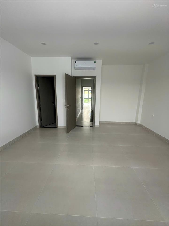 Nhà mới nguyên căn 5x20m, 1 hầm 4 lầu, thiết kế dạng văn phòng đẹp, máy lạnh, cho thuê 30tr/tháng