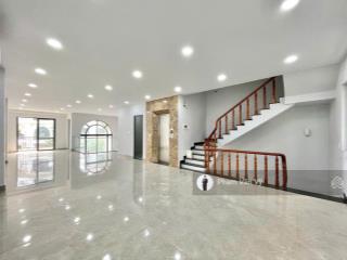 Văn phòng vạn phúc 7x15m, thang máy, máy lạnh, xe free, vị trí đẹp, giá 11tr/tháng