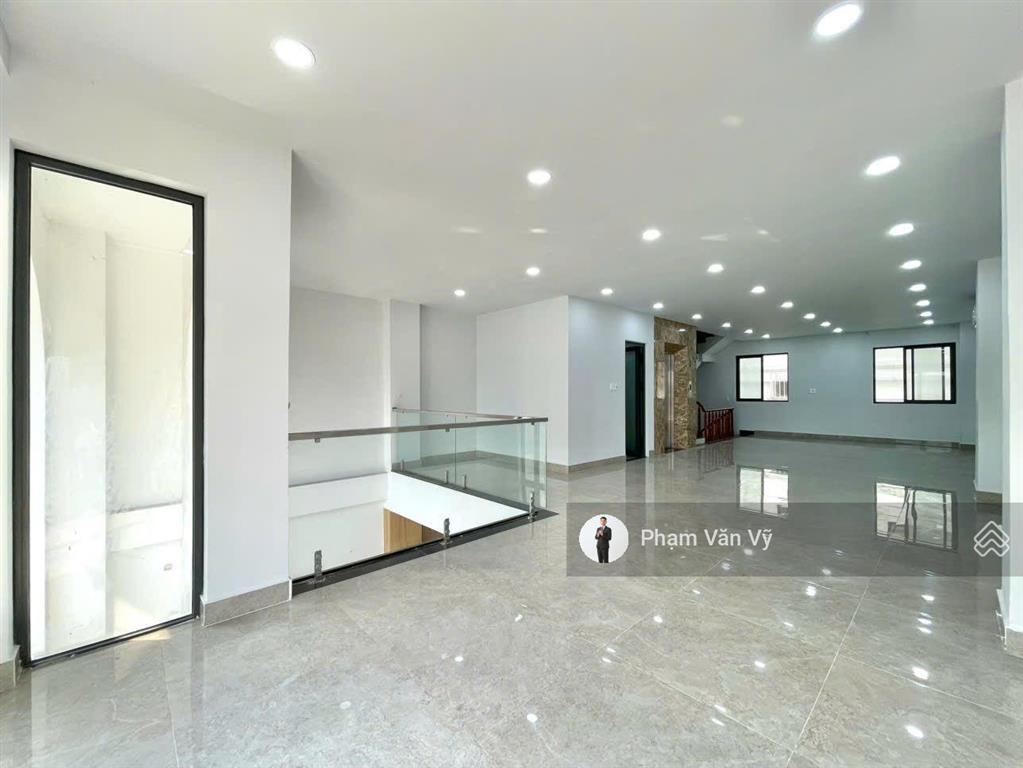 Văn phòng vạn phúc 7x15m, thang máy, máy lạnh, xe free, vị trí đẹp, giá 11tr/tháng