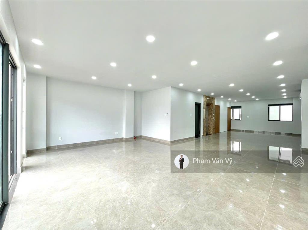 Văn phòng vạn phúc 7x15m, thang máy, máy lạnh, xe free, ngăn vách cầu thang, vị trí đẹp, giá 13tr