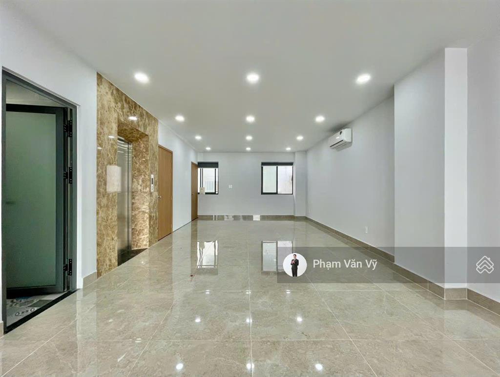Văn phòng vạn phúc 7x15m, thang máy, máy lạnh, xe free, ngăn vách cầu thang, vị trí đẹp, giá 13tr