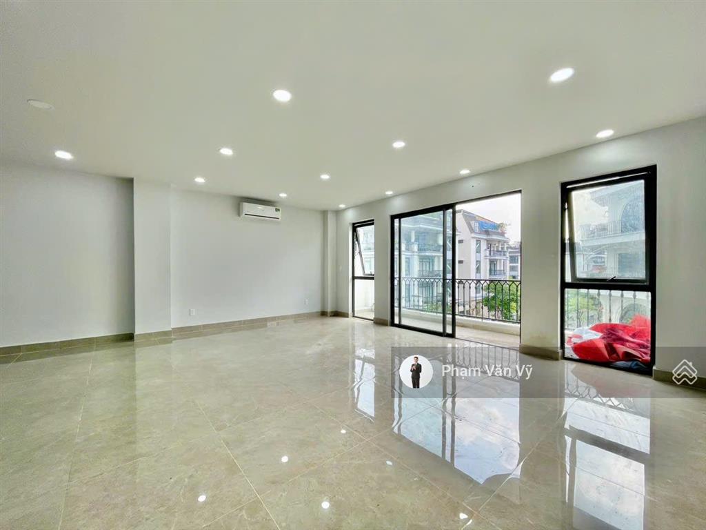Văn phòng vạn phúc 7x15m, thang máy, máy lạnh, xe free, ngăn vách cầu thang, vị trí đẹp, giá 13tr