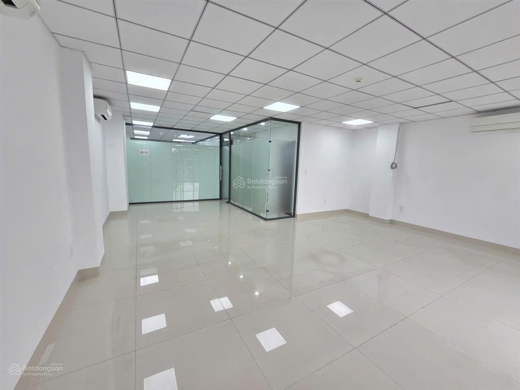 Cho thuê văn phòng vạn phúc 7x20m, ngăn sẵn vách kính, máy lạnh, vị trí đẹp, giá 14tr/tháng.