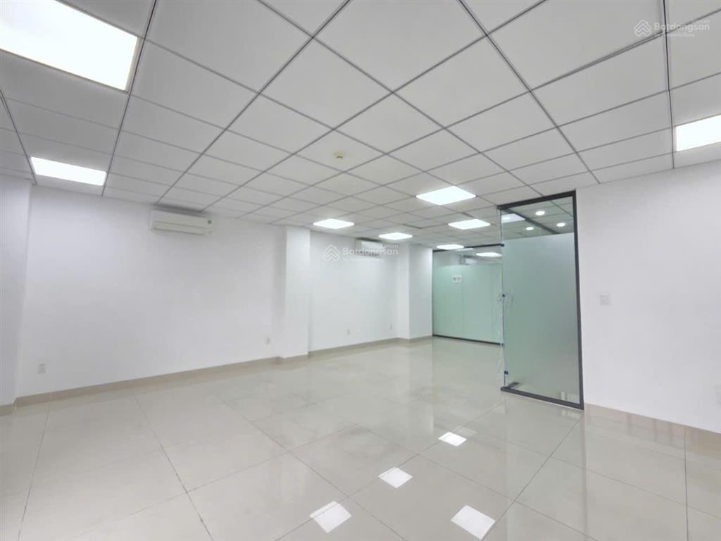 Cho thuê văn phòng vạn phúc 7x20m, ngăn sẵn vách kính, máy lạnh, vị trí đẹp, giá 14tr/tháng.