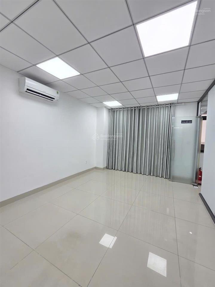 Cho thuê văn phòng vạn phúc 7x20m, ngăn sẵn vách kính, máy lạnh, vị trí đẹp, giá 14tr/tháng.
