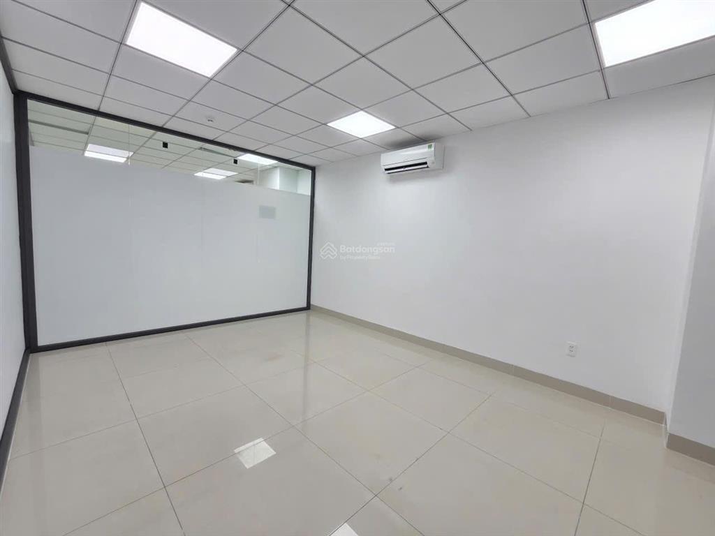 Cho thuê văn phòng vạn phúc 7x20m, ngăn sẵn vách kính, máy lạnh, vị trí đẹp, giá 14tr/tháng.