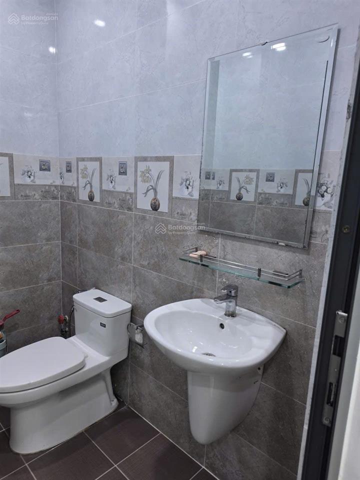 Cho thuê văn phòng vạn phúc 7x20m, ngăn sẵn vách kính, máy lạnh, vị trí đẹp, giá 14tr/tháng.