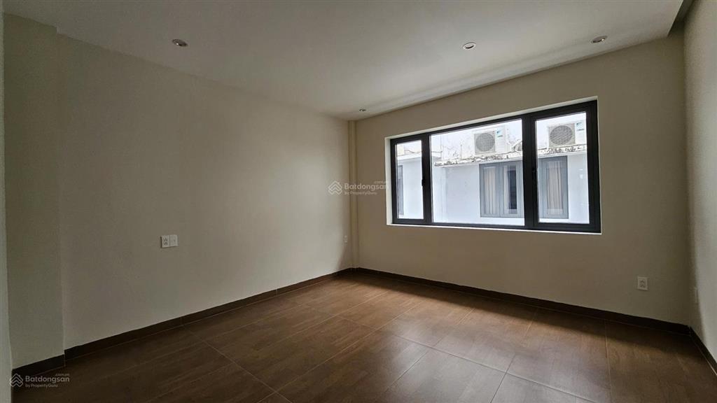 Nguyên căn 6x17m, 1 hầm 4 tầng, thang máy, máy lạnh, vị trí đẹp, cho thuê giá 41tr/tháng.