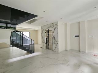 Nguyên căn 6x17m, 1 hầm 4 tầng, thang máy, máy lạnh, vị trí đẹp, cho thuê giá 41tr/tháng.
