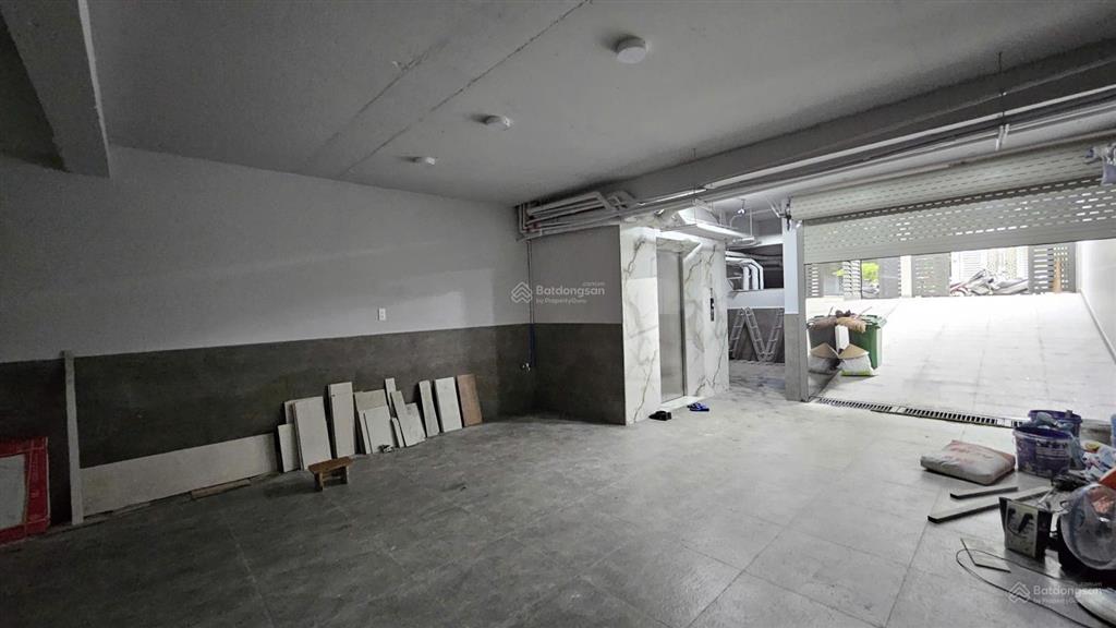 Nguyên căn 6x17m, 1 hầm 4 tầng, thang máy, máy lạnh, vị trí đẹp, cho thuê giá 41tr/tháng.