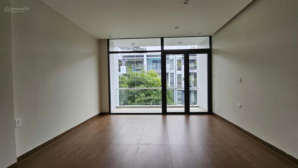 Nguyên căn 6x17m, 1 hầm 4 tầng, thang máy, máy lạnh, vị trí đẹp, cho thuê giá 41tr/tháng.