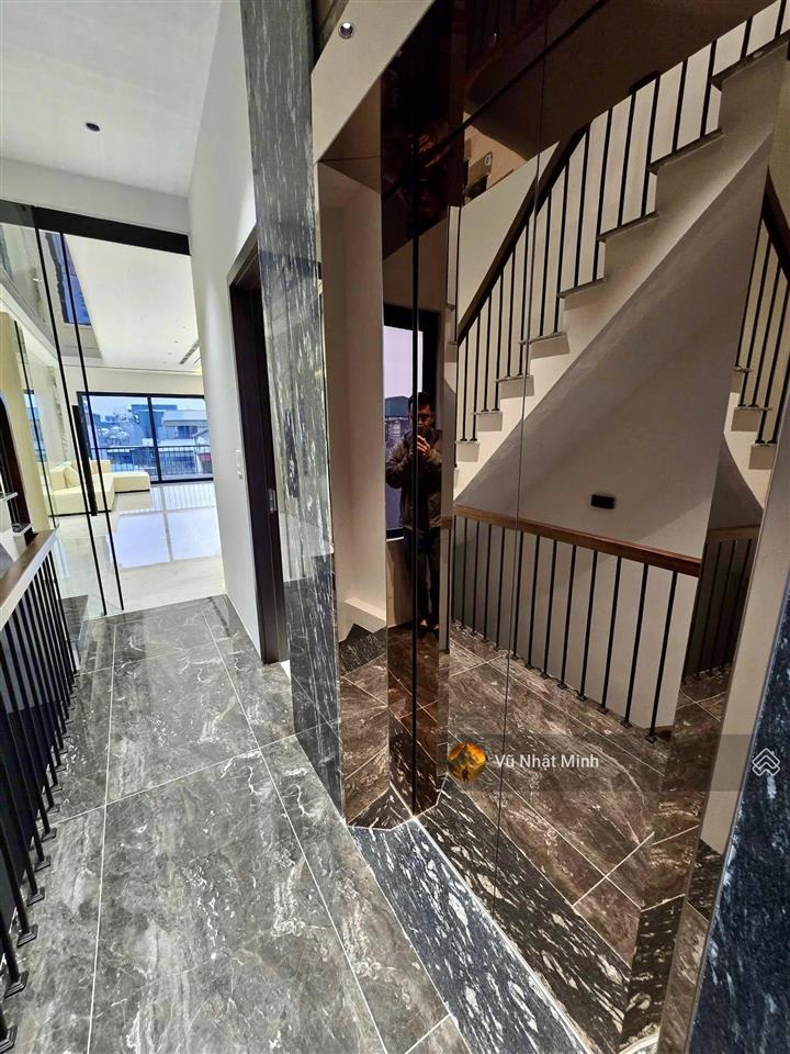 Siêu phẩm việt hưng,long biên 60m, mặt tiền rộng, 7 tầng hiện đại thang máy gara 2 ô tô vị trí tâm