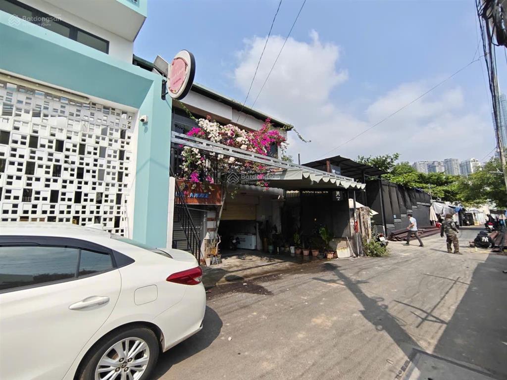 Đất xây hầm 6 tầng ngang 9m dài 18m ngay mặt tiền trần não quận 2 bán nhanh giá đầu tư
