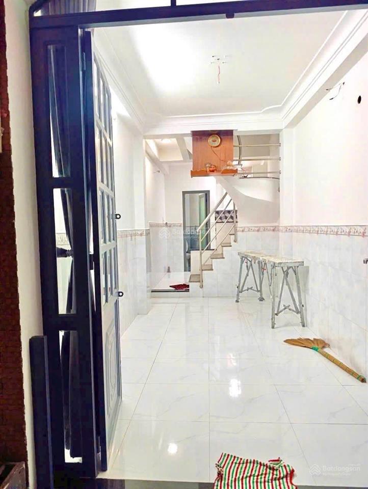 Nhà hẻm lớn chu văn an thông bùi đình tuy, ngay trung tâm, 2 tầng, giá chỉ 9 triệu