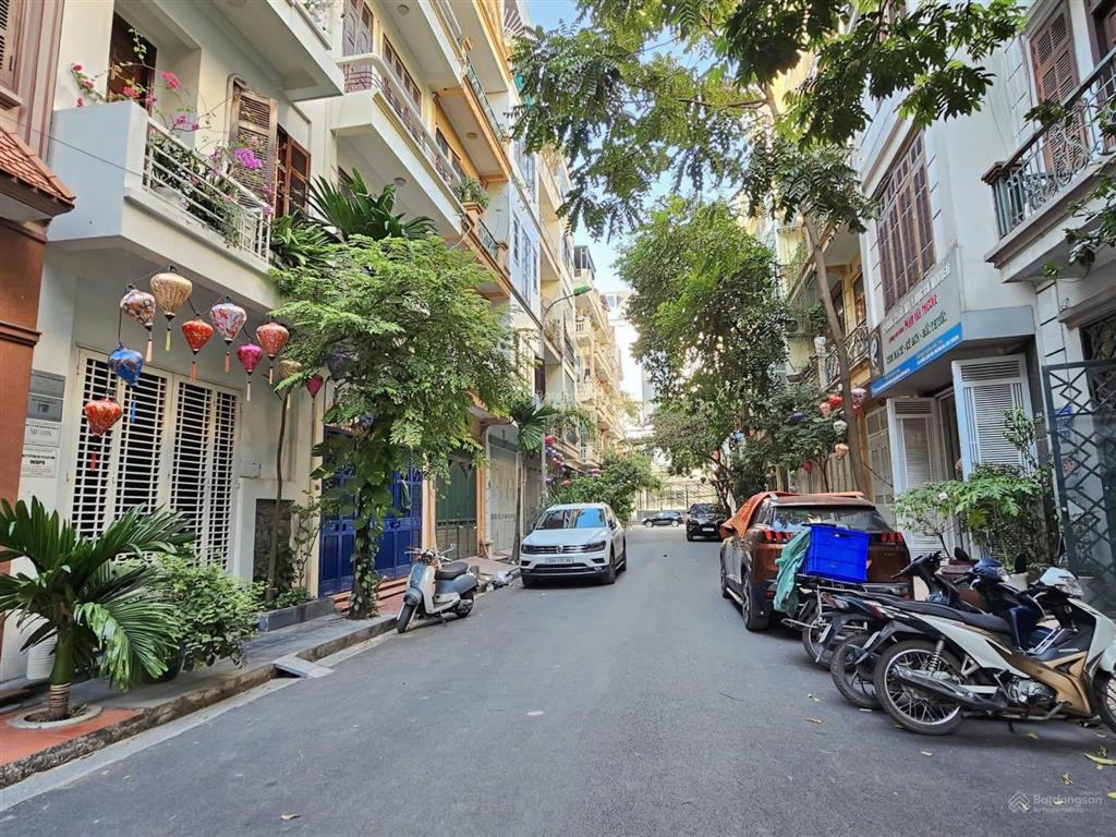 Bán nhà thái hà, đống đa ô tô đỗ cửa 13 tỷ  65m2, 4p ngủ, tặng nội thất, giá tốt khu vực.