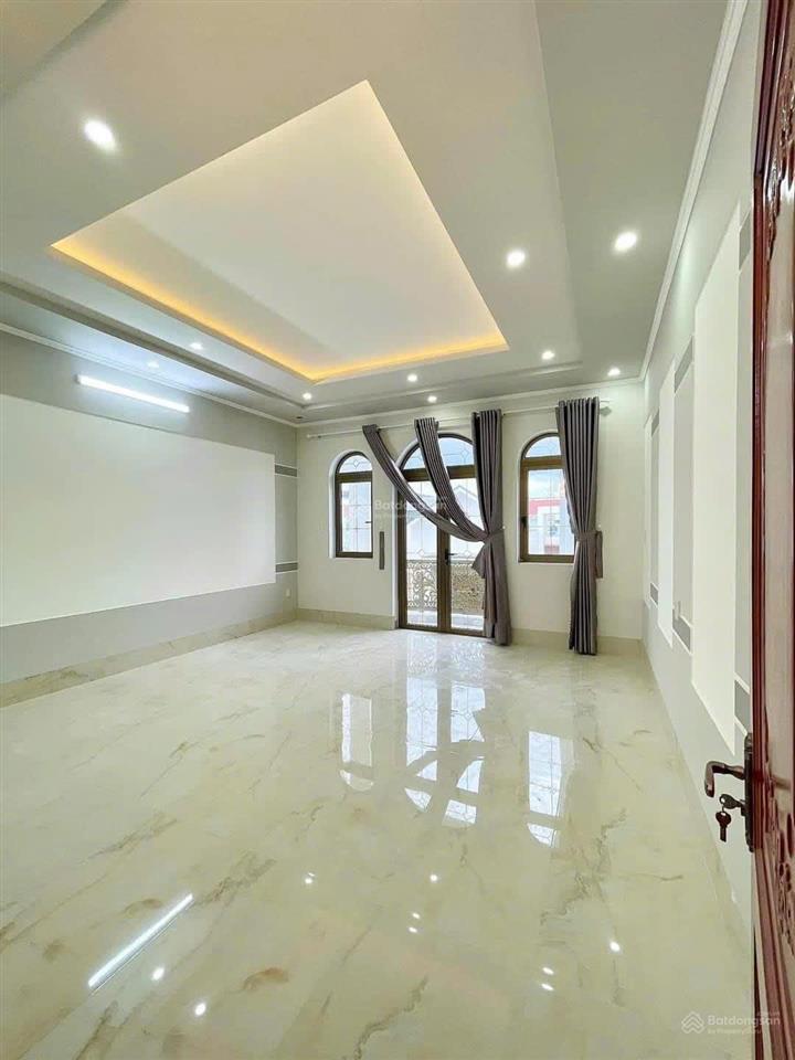 Xe hơi đỗ cửa ngày đêm  nhà mới thống nhất p10, gv. 5x12m, gần bv hồng đức