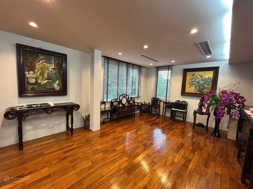 Cho thuê biệt thự lô góc 250m2 cạnh công viên cầu giấy