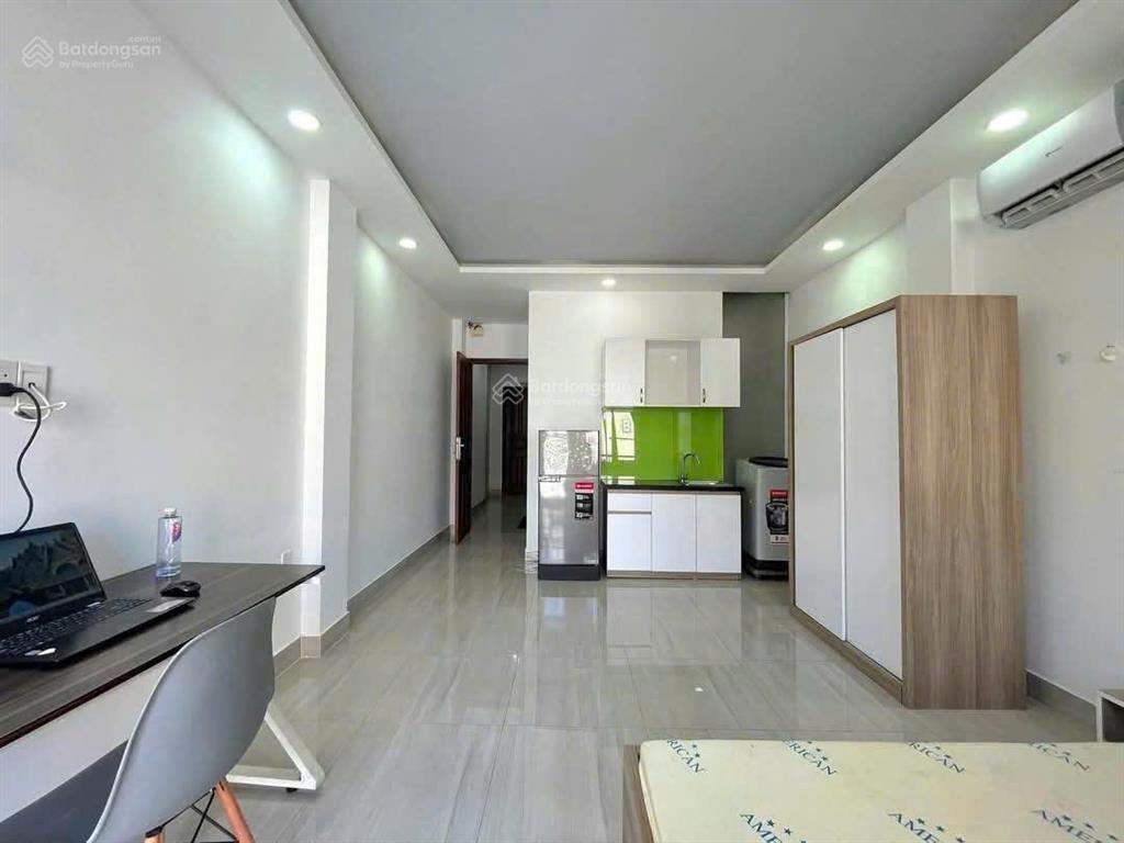 Phòng mới xây cho thuê full nội thất ban công, tách bếp, ngay lê văn khương, siêu thị mega