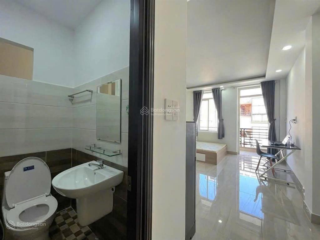 Phòng mới xây cho thuê full nội thất ban công, tách bếp, ngay lê văn khương, siêu thị mega