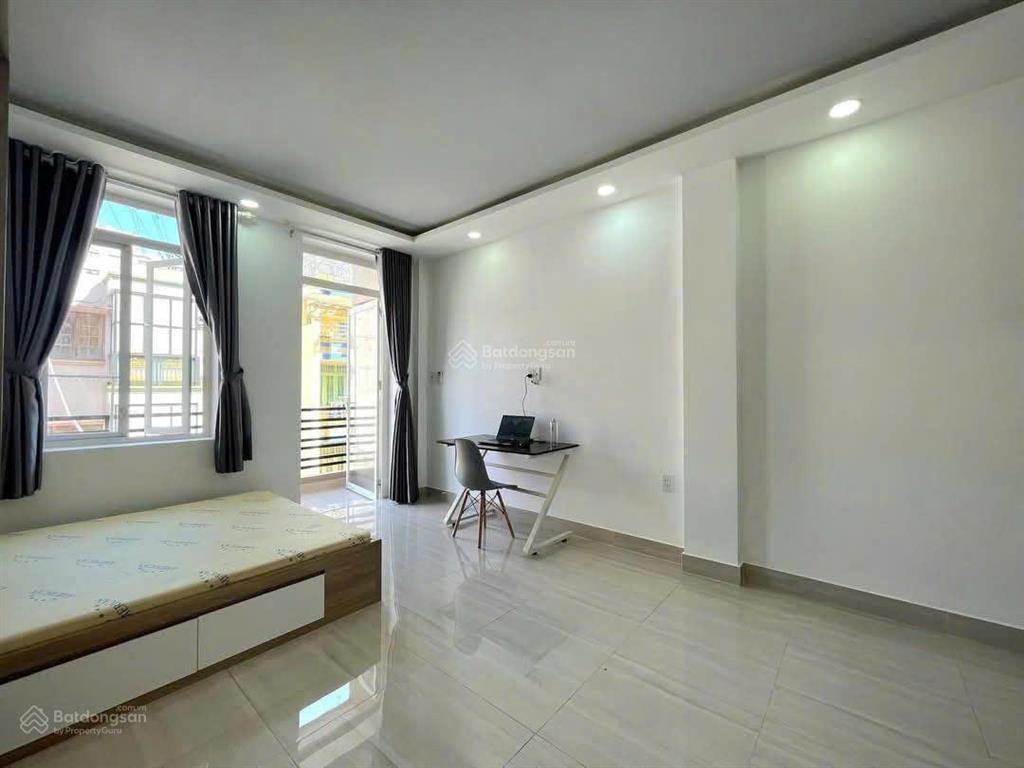 Phòng mới xây cho thuê full nội thất ban công, tách bếp, ngay lê văn khương, siêu thị mega