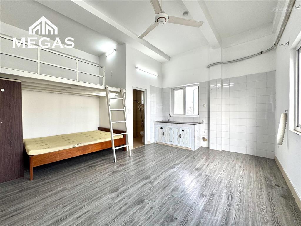 Phòng rộng 30m2 có 2 không gian ngủ, cửa sổ thoáng, ngay nguyễn văn quá, công viên cây sộp